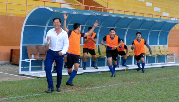 Cựu danh thủ Lê Huỳnh Đức tham gia trong phim với vai trò HLV đội tuyện tỉnh, anh cũng là nguồn cảm hứng của bộ phim.