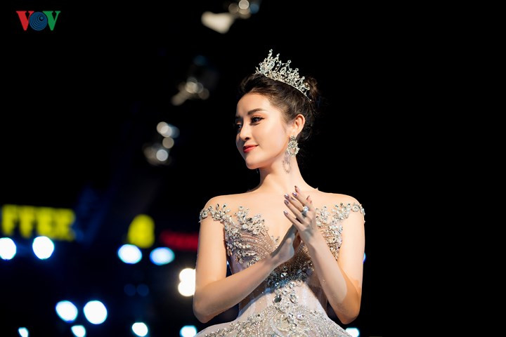  Sự xuất hiện của cô đã để lại nhiều ấn tượng.