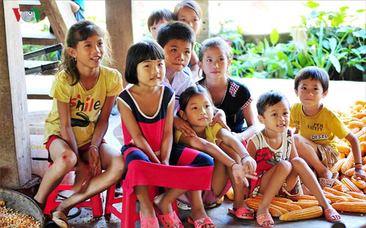 Gác lại sách vở sau một năm học, trẻ em ở vùng cao Lai Châu bắt đầu một ngày hè trong điều kiện thiếu hụt sân chơi, hoạt động.