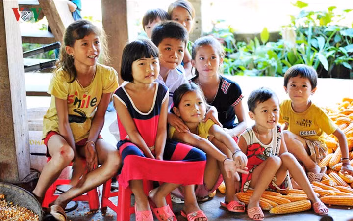 Gác lại sách vở sau một năm học, trẻ em ở vùng cao Lai Châu bắt đầu một ngày hè trong điều kiện thiếu hụt sân chơi, hoạt động.