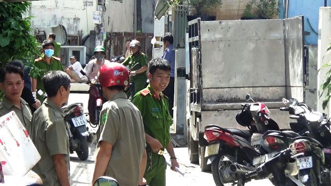 Công an khám nghiệm căn nhà, điều tra vụ việc. Công an khám nghiệm căn nhà, điều tra vụ việc.