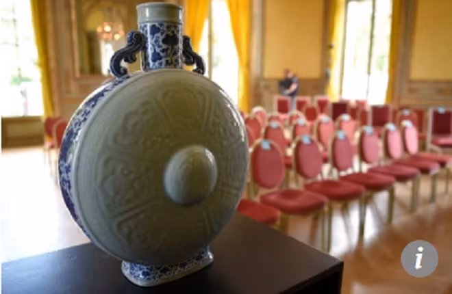 Đây được coi là một trong hai chiếc bình sứ men ngọc vẫn còn tồn tại đến ngày nay của Hoàng đế Càn Long.