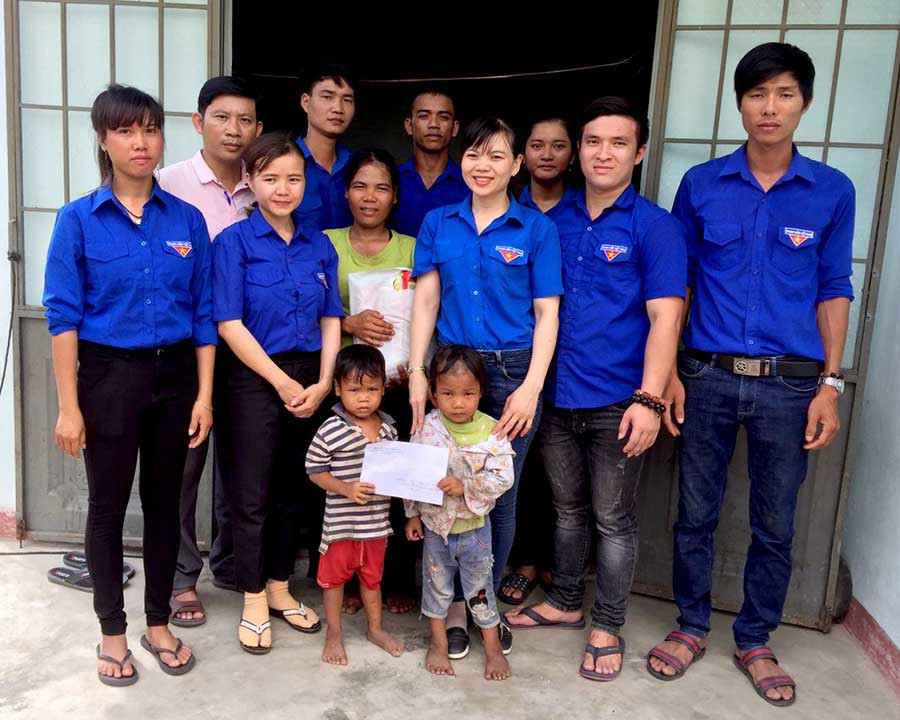 Tuổi trẻ thị trấn Phú Túc tặng quà cho trẻ em có hoàn cảnh khó khăn. Ảnh: Sơn Tùng Tuổi trẻ thị trấn Phú Túc tặng quà cho trẻ em có hoàn cảnh khó khăn. Ảnh: Sơn Tùng