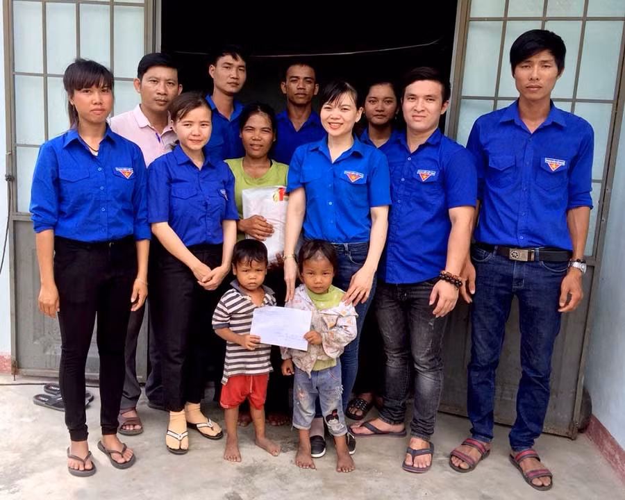 Tuổi trẻ thị trấn Phú Túc tặng quà cho trẻ em có hoàn cảnh khó khăn. Ảnh: Sơn Tùng