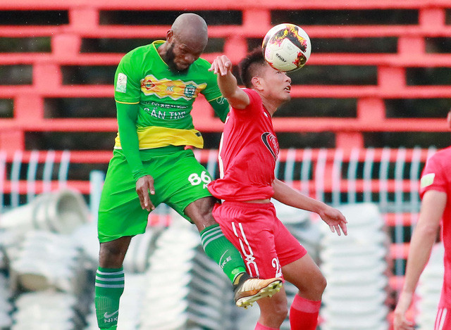 Pha cản bóng hụt đầu hiệp nhì của trung vệ Hoàng Vissai (trái - XSKT Cần Thơ) giúp cho tiền đạo Hải Anh (phải - TP.HCM) gỡ hòa 1-1 Pha cản bóng hụt đầu hiệp nhì của trung vệ Hoàng Vissai (trái - XSKT Cần Thơ) giúp cho tiền đạo Hải Anh (phải - TP.HCM) gỡ hòa 1-1