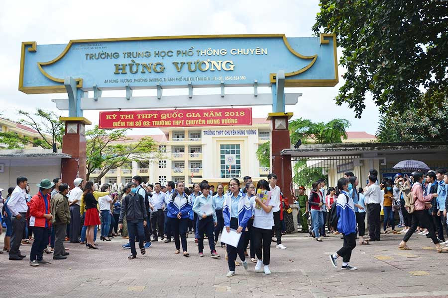 Các thí sinh thoải mái sau khi hoàn thành môn thi đầu tiên. Ảnh: Phương Linh Các thí sinh thoải mái sau khi hoàn thành môn thi đầu tiên. Ảnh: Phương Linh