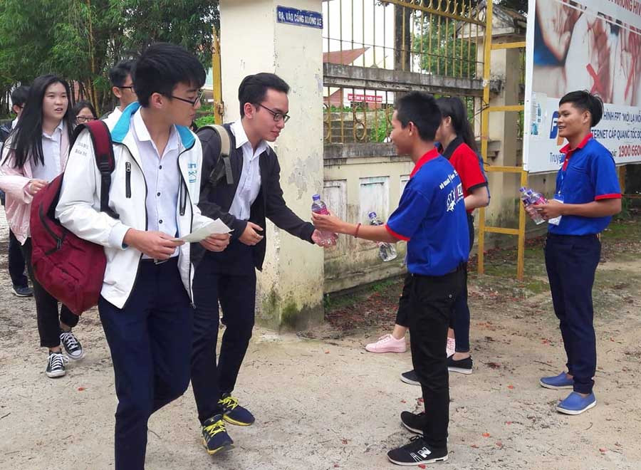 Các tình nguyện viên phát nước miễn phí cho thí sinh tại điểm thi Trường THPT Pleiku. Ảnh: Phan Lài 10 Các tình nguyện viên phát nước miễn phí cho thí sinh tại điểm thi Trường THPT Pleiku. Ảnh: Phan Lài