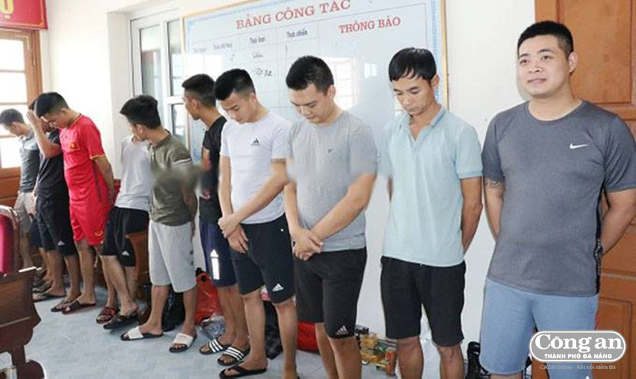 Đặng Phương Nam (ngoài cùng bên phải) cùng các đối tượng bị bắt giữ. Đặng Phương Nam (ngoài cùng bên phải) cùng các đối tượng bị bắt giữ.