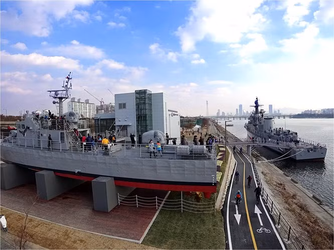 Công viên tàu hải quân Seoul tại khu vực sông Hàn Mangwon là công viên ven sông được xây dựng từ 3 chiếc tàu hải quân đã ngưng hoạt động. Du khách vừa có thể tham quan những chiếc tàu chiến và tàu ngầm, vừa có thể trải nghiệm nhiều trang thiết bị trên tàu cũng như các lễ hội, sự kiện theo mùa diễn ra tại đây. Công viên tàu hải quân Seoul tại khu vực sông Hàn Mangwon là công viên ven sông được xây dựng từ 3 chiếc tàu hải quân đã ngưng hoạt động. Du khách vừa có thể tham quan những chiếc tàu chiến và tàu ngầm, vừa có thể trải nghiệm nhiều trang thiết bị trên tàu cũng như các lễ hội, sự kiện theo mùa diễn ra tại đây.