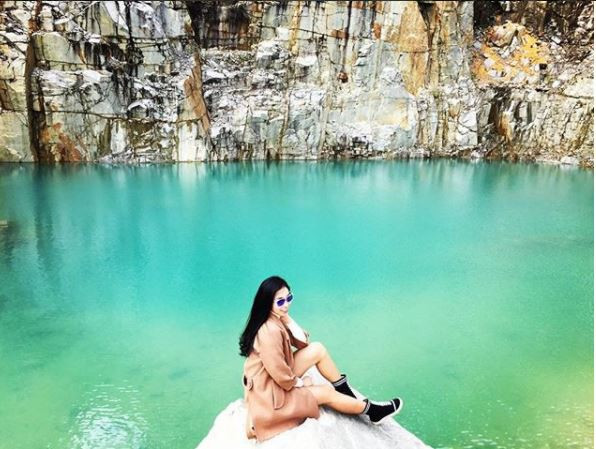  Từ trung tâm Đà Lạt, bạn chạy xe đến cổng Làng Cù Lần, sau đó đi tiếp khoảng 400m, rẽ tay trái vào đoạn đường đá. Đi hết đoạn đường đá, gặp ngã ba, bạn tiếp tục rẽ trái, từ đây bạn có thể hỏi người dân đường lên hồ của mỏ đá.