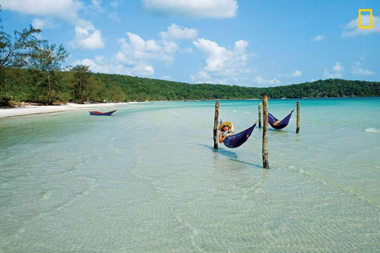 Bãi biển Lazy, Koh Rong: Bãi biển Lazy trên đảo Koh Rong nổi tiếng thu hút du khách khắp thế giới và được tạp chí National Georaphic bình chọn là một trong những bãi biển đẹp nhất.