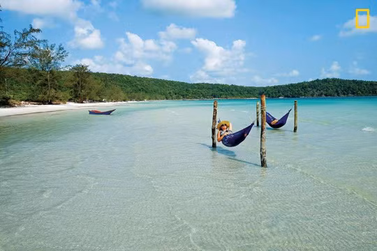 Bãi biển Lazy, Koh Rong: Bãi biển Lazy trên đảo Koh Rong nổi tiếng thu hút du khách khắp thế giới và được tạp chí National Georaphic bình chọn là một trong những bãi biển đẹp nhất.