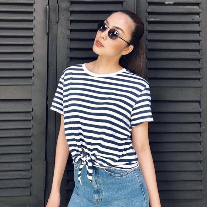  Không cầu kỳ, chỉ nhờ áo phông kẻ ngang và quần jeans cạp cao là Tăng Thanh Hà đã có được phép cộng hoàn hảo để tôn vẻ trẻ trung, khỏe khoắn.