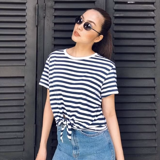  Không cầu kỳ, chỉ nhờ áo phông kẻ ngang và quần jeans cạp cao là Tăng Thanh Hà đã có được phép cộng hoàn hảo để tôn vẻ trẻ trung, khỏe khoắn.