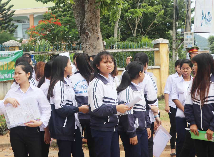 Thí sinh điểm thi Trường THTP Quang Trung (thị xã An Khê). Ảnh: Ngọc Minh Thí sinh điểm thi Trường THTP Quang Trung (thị xã An Khê). Ảnh: Ngọc Minh