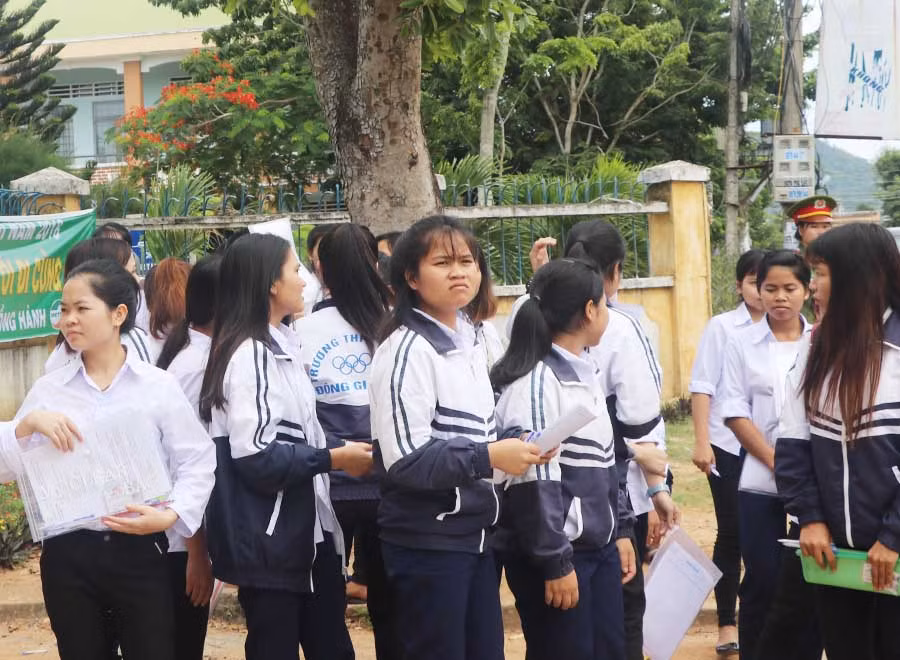 Thí sinh điểm thi Trường THTP Quang Trung (thị xã An Khê). Ảnh: Ngọc Minh Thí sinh điểm thi Trường THTP Quang Trung (thị xã An Khê). Ảnh: Ngọc Minh