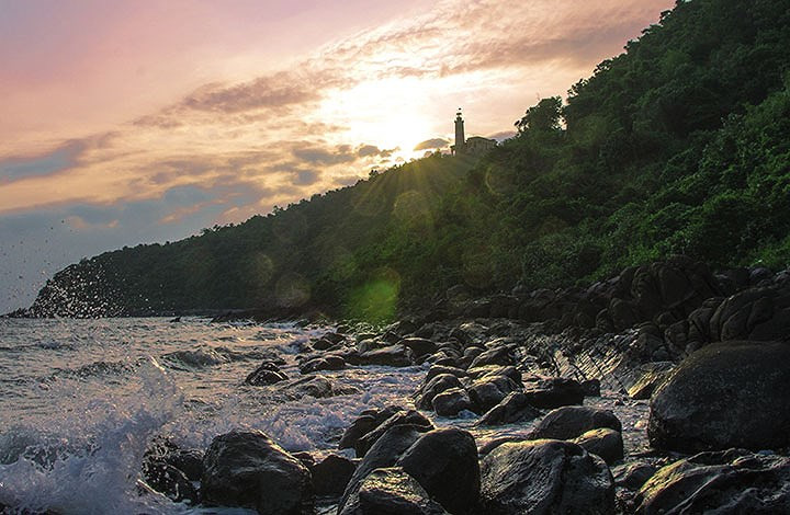 Đảo Vĩnh Thực, Quảng Ninh: Tách khỏi nhịp sống đô thị ồn ào, hòn đảo này là một thiên đường tự nhiên với vẻ đẹp của nắng gió biển khơi và những hàng cây xanh mát.