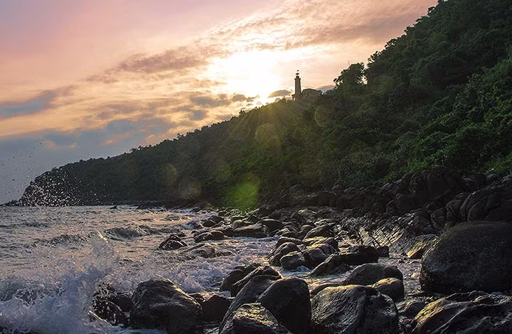 Đảo Vĩnh Thực, Quảng Ninh: Tách khỏi nhịp sống đô thị ồn ào, hòn đảo này là một thiên đường tự nhiên với vẻ đẹp của nắng gió biển khơi và những hàng cây xanh mát.