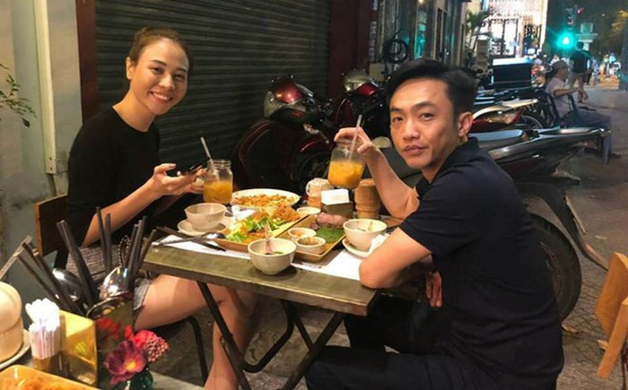 Cường thể hiện vai trò hoàn toàn chủ động trước sự tò mò của dư luận và truyền thông, thay vì tâm thế bất đắc sĩ như trong các cuộc tình cũ. Cường thể hiện vai trò hoàn toàn chủ động trước sự tò mò của dư luận và truyền thông, thay vì tâm thế bất đắc sĩ như trong các cuộc tình cũ.