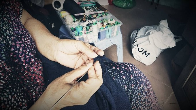  Việc sang sợi, mạng quần áo được làm hoàn toàn bằng tay.