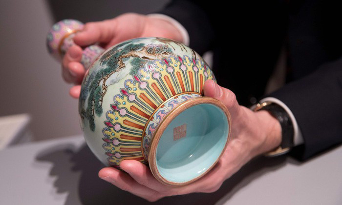 Chiếc bình sứ Trung Hoa từ thế kỷ 18, trị giá 19 triệu USD - Ảnh: AFP