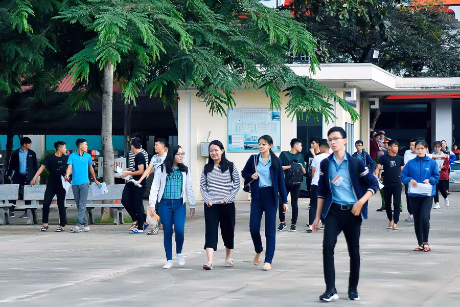 Thời tiết buổi sáng mát mẻ thuận lợi cho các thí sinh dự thi.