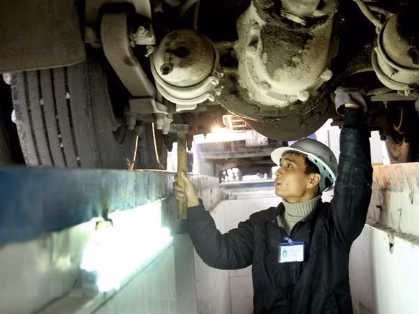 Đăng kiểm viên kiểm định hệ thống gầm phương tiện.