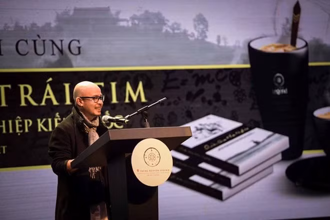 Ông Đặng Lê Nguyên Vũ xuất hiện sau 5 năm "ở ẩn" với cách ăn mặc khác lạ: áo khoác dài đen, quần vải trắng rộng thùng thình, cổ quấn khăn rằn. Ông Đặng Lê Nguyên Vũ xuất hiện sau 5 năm