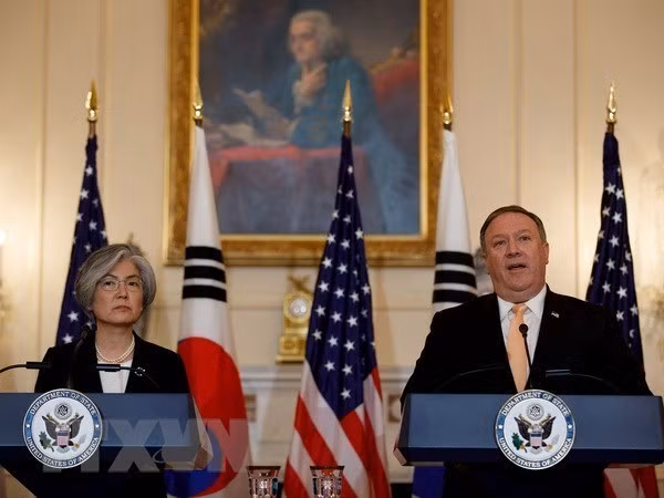 Ngoại trưởng Mỹ Mike Pompeo (phải) trong cuộc họp báo chung với người đồng cấp Hàn Quốc Kang Kyung-wha tại Washington DC.