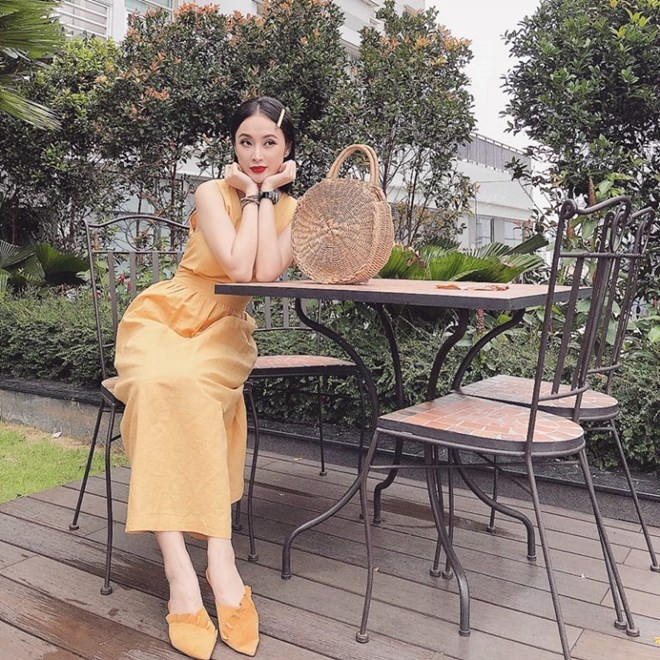 Ngọt ngào và tràn đầy sự nữ tính, Angela Phương Trinh đã khắc họa thành công hình ảnh quý cô duyên dáng khi khoác lên mình bộ đầm vàng nắng, phối ăn ý với sandals, điểm trang bằng túi cói tròn xinh xắn.