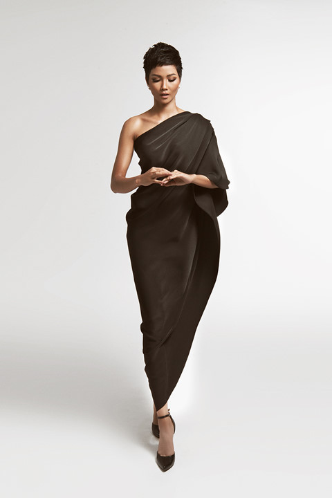  Điểm nhấn của thiết kế được phân bố ở lưng, ngực váy và trải dài từ thắt eo đến gối