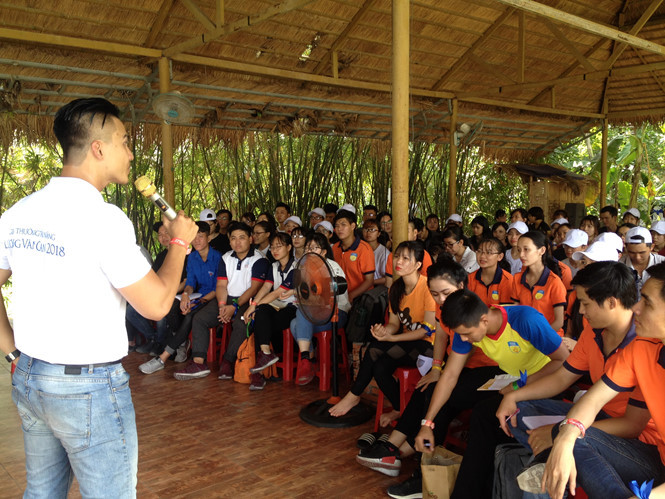 Anh Trần Gia Vĩnh, đồng sáng lập PASSIO Coffee chia sẻ với sinh viên về khởi nghiệp thị trường ngách