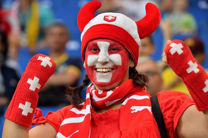 Chữ thập trắng trên nền đỏ đặc trưng của fan Thụy Sỹ.