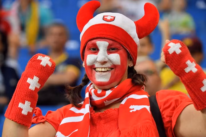 Chữ thập trắng trên nền đỏ đặc trưng của fan Thụy Sỹ.