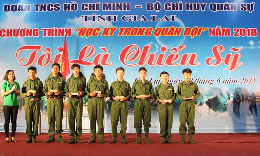 8 chiến sĩ tiêu biểu của 8 tiểu đội được nhận phần thưởng từ Ban tổ chức