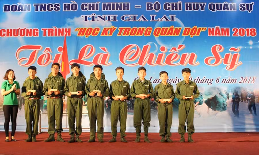 8 chiến sĩ tiêu biểu của 8 tiểu đội được nhận phần thưởng từ Ban tổ chức