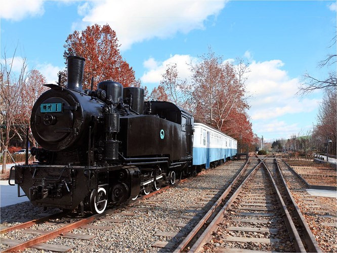 Công viên đường ray xe lửa xuyên rừng ở Gyeongchun, được hình thành từ việc trùng tu 12 đường ray nhằm lưu giữ giá trị di sản văn hóa thời cận đại. Công viên đường ray xe lửa xuyên rừng ở Gyeongchun, được hình thành từ việc trùng tu 12 đường ray nhằm lưu giữ giá trị di sản văn hóa thời cận đại.