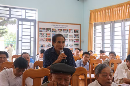 Cử tri phường Tây Sơn nêu ý kiến, kiến nghị với đoàn đại biểu HĐND tỉnh. Ảnh: Ngọc Minh