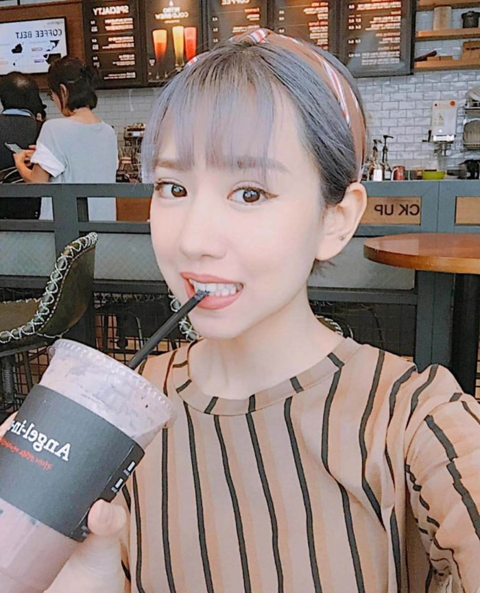 Những nàng tóc ngắn vẫn có thể buộc tóc sát gáy mà không sợ bị già khi kết hợp mái bằng và băng đô.