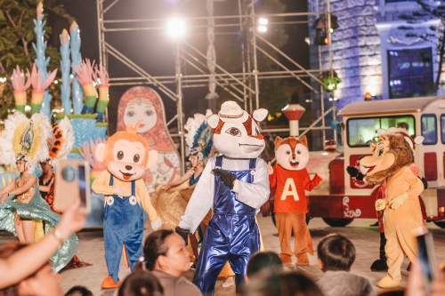 Những nhân vật hoạt hình dễ thương, các màn trình diễn ấn tượng từ phương xa hòa quyện với không gian cổ tích của Vinpearl Land Nha Trang. Những nhân vật hoạt hình dễ thương, các màn trình diễn ấn tượng từ phương xa hòa quyện với không gian cổ tích của Vinpearl Land Nha Trang.