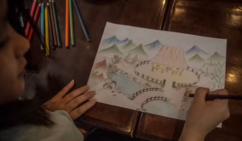 Cau vẽ ngôi nhà trong mơ tại tổ chức Hagar Internationals, nơi chuyên giúp đỡ tư vấn tâm lý cho nạn nhân buôn người, giúp họ quên đi quá khứ. Ảnh: SCMP.