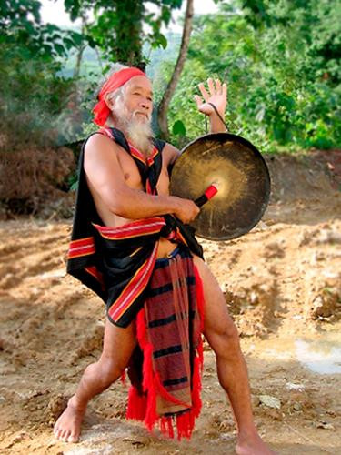 Già làng Hồ Văn Dinh dân tộc Ca Dong thể hiện làn điệu dân ca k’cheo truyền thống qua tiếng chiêng của mình.  Già làng Hồ Văn Dinh dân tộc Ca Dong thể hiện làn điệu dân ca k’cheo truyền thống qua tiếng chiêng của mình.