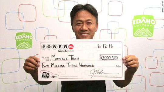 Michael Tran trúng số 2.000.300 USD. Ảnh: Idaho Lottery