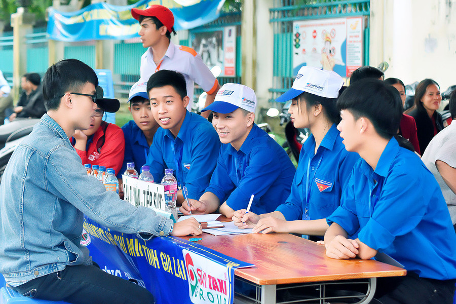 Đội tiếp sức mùa thi luôn có mặt để hỗ trợ thí sinh.