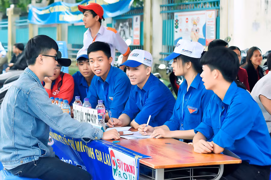 Đội tiếp sức mùa thi luôn có mặt để hỗ trợ thí sinh.