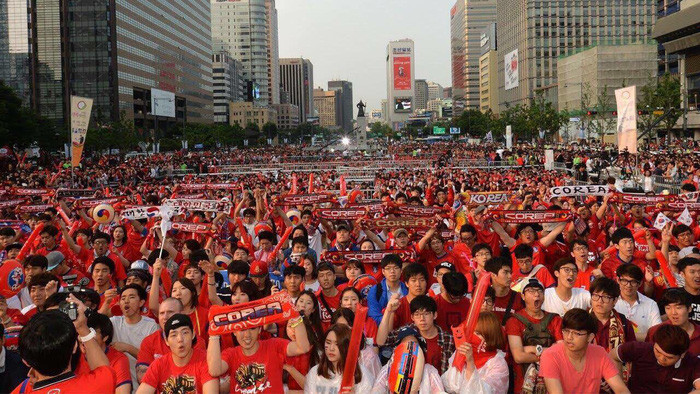 Người Hàn Quốc tập trung ở fanzone trung tâm Seoul chuẩn bị theo dõi trận đấu đội nhà biến đương kim vô địch Đức thành cựu vô địch ngày 27-6