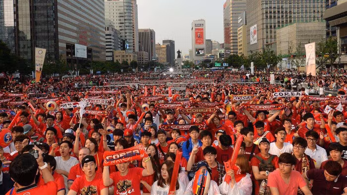 Người Hàn Quốc tập trung ở fanzone trung tâm Seoul chuẩn bị theo dõi trận đấu đội nhà biến đương kim vô địch Đức thành cựu vô địch ngày 27-6