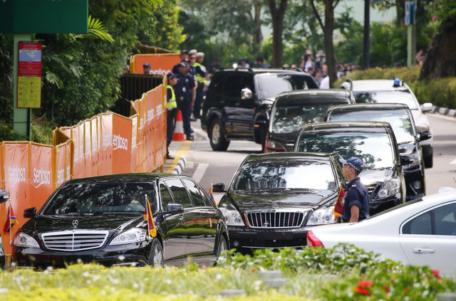 Đoàn xe của ông Kim Jong-un trên đường về khách sạn sau cuộc họp thượng đỉnh (Ảnh: Straitstimes)