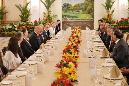  Phái đoàn Mỹ và Singapore ăn trưa hôm 11-6. Ảnh: Straits Times