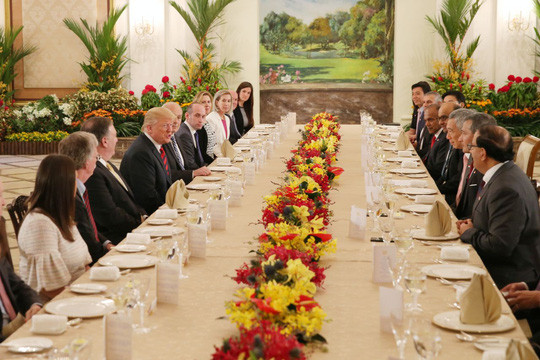  Phái đoàn Mỹ và Singapore ăn trưa hôm 11-6. Ảnh: Straits Times